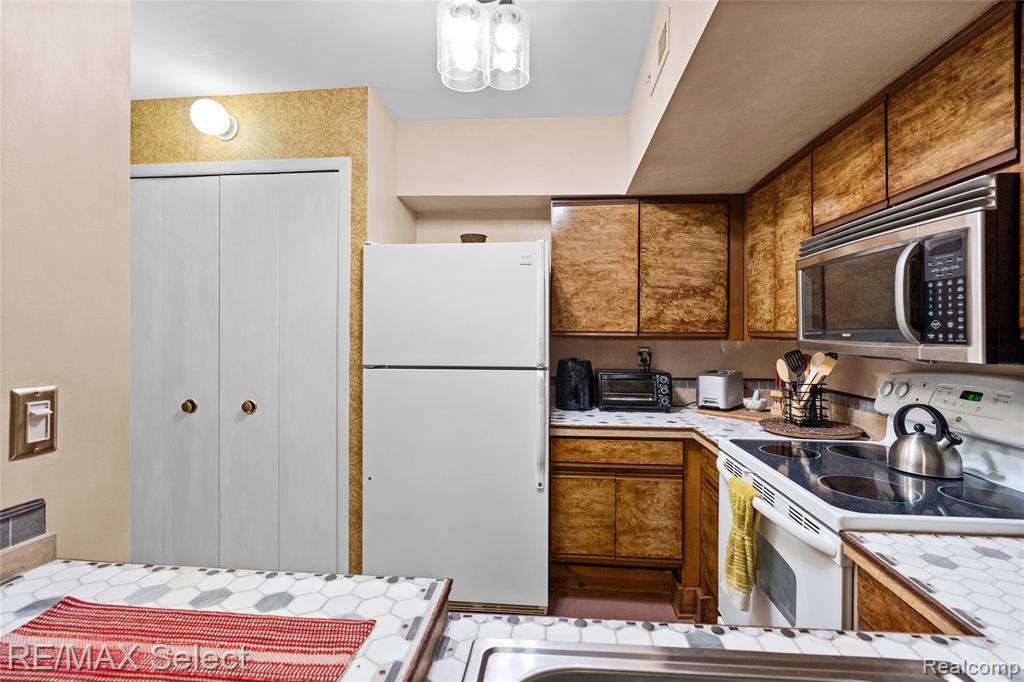 250 Briarcrest Drive, 130, Ann Arbor, MI 48104 — Photo 16