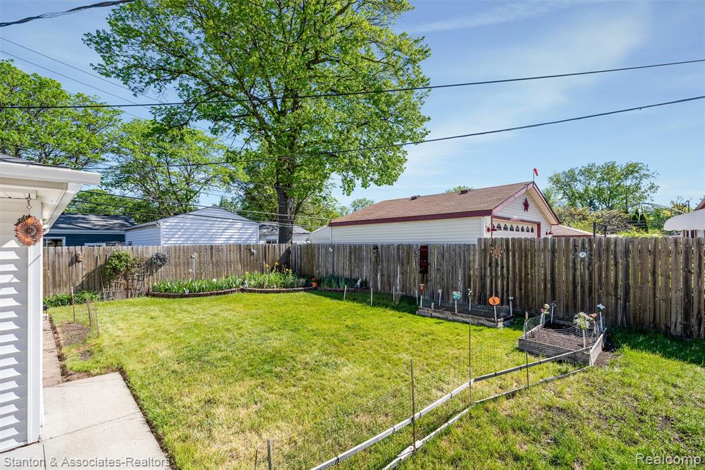 917 E Farnum Avenue, Madison Heights, MI 48071 — Photo 17