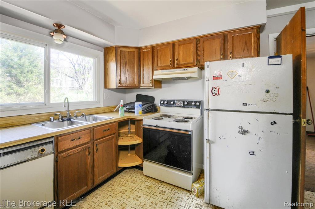 688 UPHILL Road, Milford, MI 48381 — Photo 26