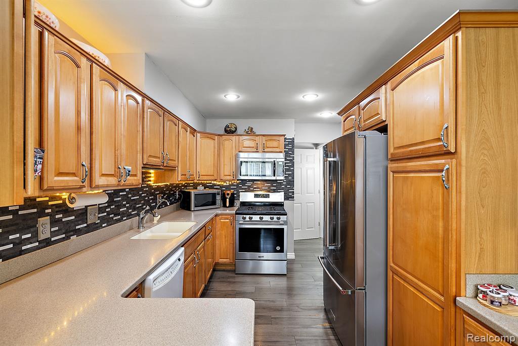 41951 UTICA Road, Sterling Heights, MI 48313 — Photo 16