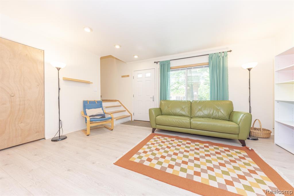 517 Longshore Dr, Ann Arbor, MI 48105 — Photo 6