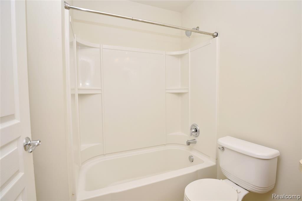 44458 Gwinnett Loop, Novi, MI — Photo 24