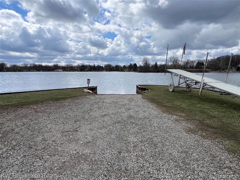 580 Elkinford Drive, White Lake, MI 48383 — Photo 9