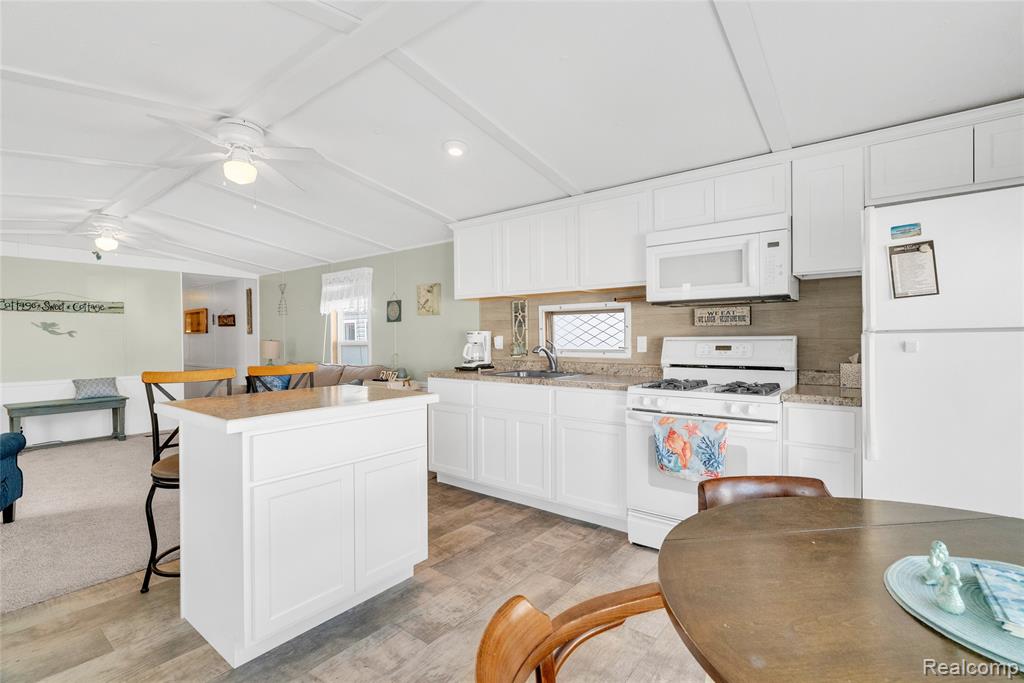 5203 Main Street, 207, Lexington, MI 48450 — Photo 16