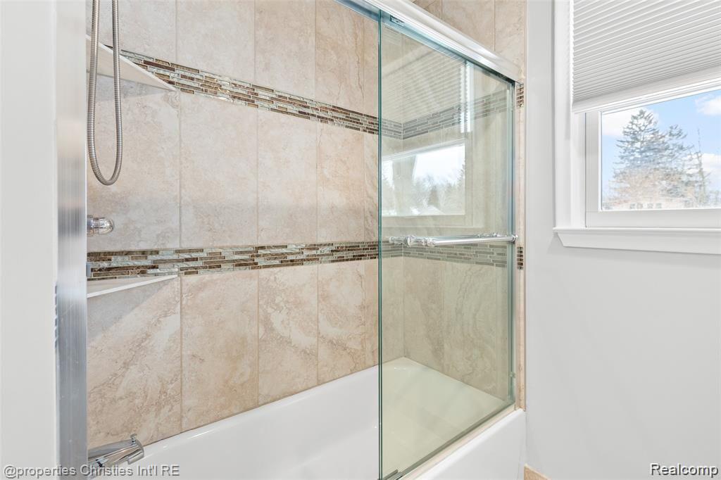 6881 W DARTMOOR Road, West Bloomfield, MI — Photo 6