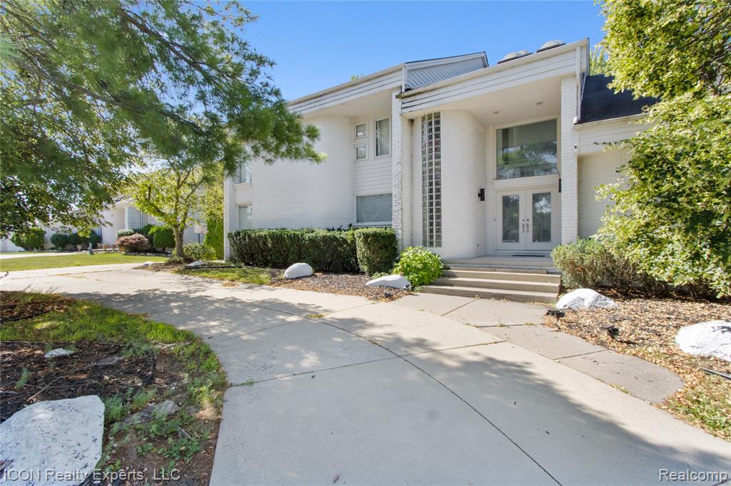 5727 Royal Wood, West Bloomfield, MI — front exterior