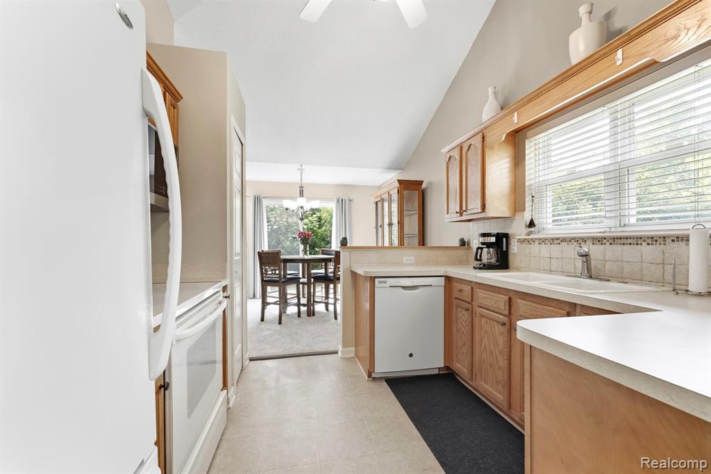 5487 Greenway Drive, 82, Trenton, MI 48183 — Photo 16