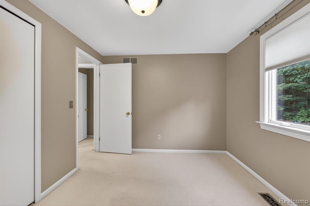 9144 Deer Park Court, Fenton, MI 48430 — Photo 46