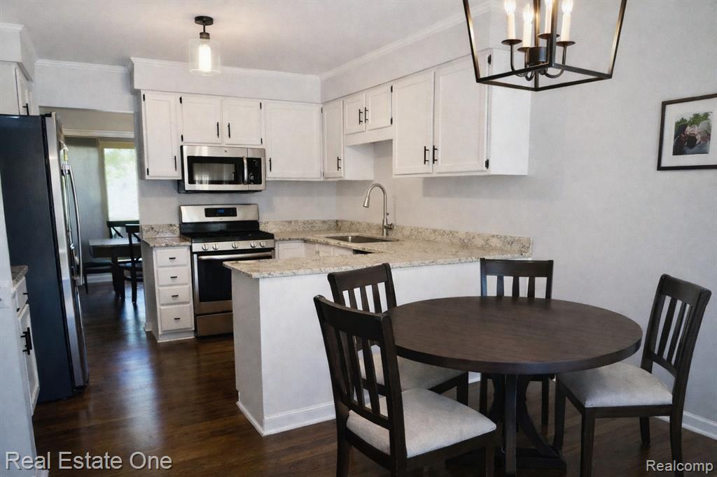 49617 Hamilton Court, 28, Utica, MI 48315 — Photo 3