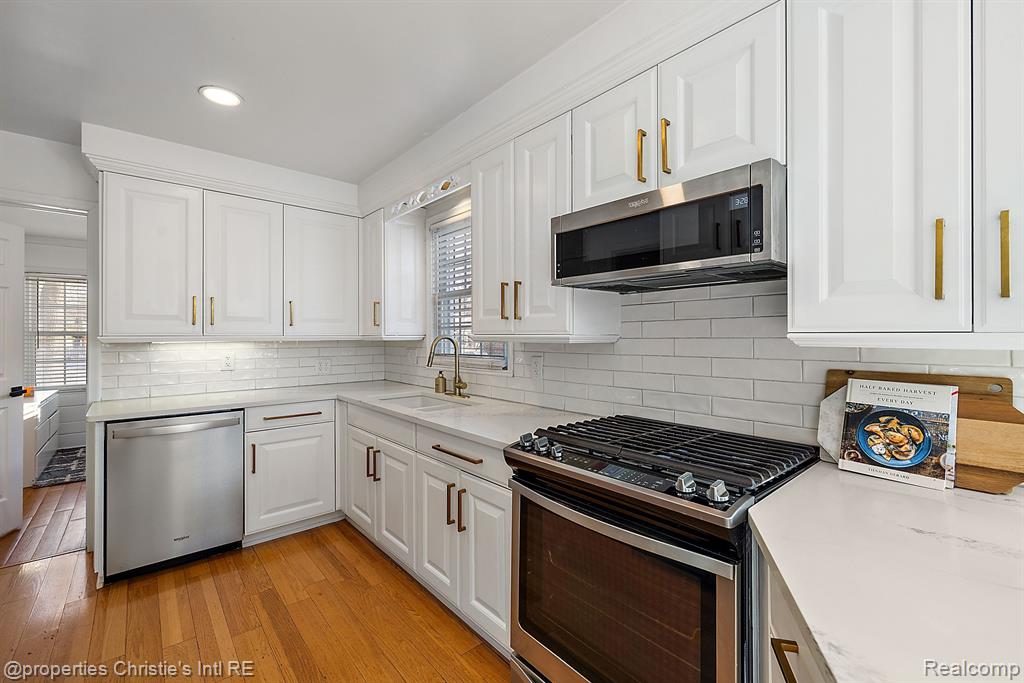 459 BOURNEMOUTH Circle, Grosse Pointe Farms, MI 48236 — Photo 12