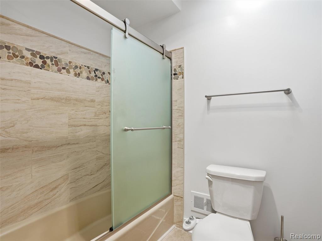 5800 Naneva Court, West Bloomfield, MI — Photo 27