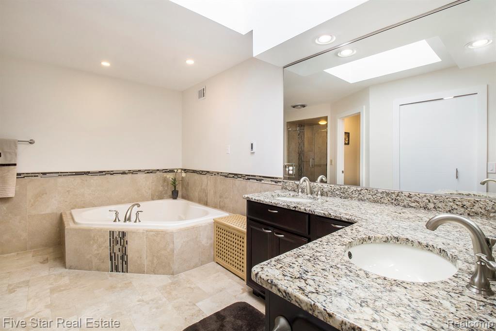 7025 Dandison Boulevard, West Bloomfield, MI 48324 — Photo 32