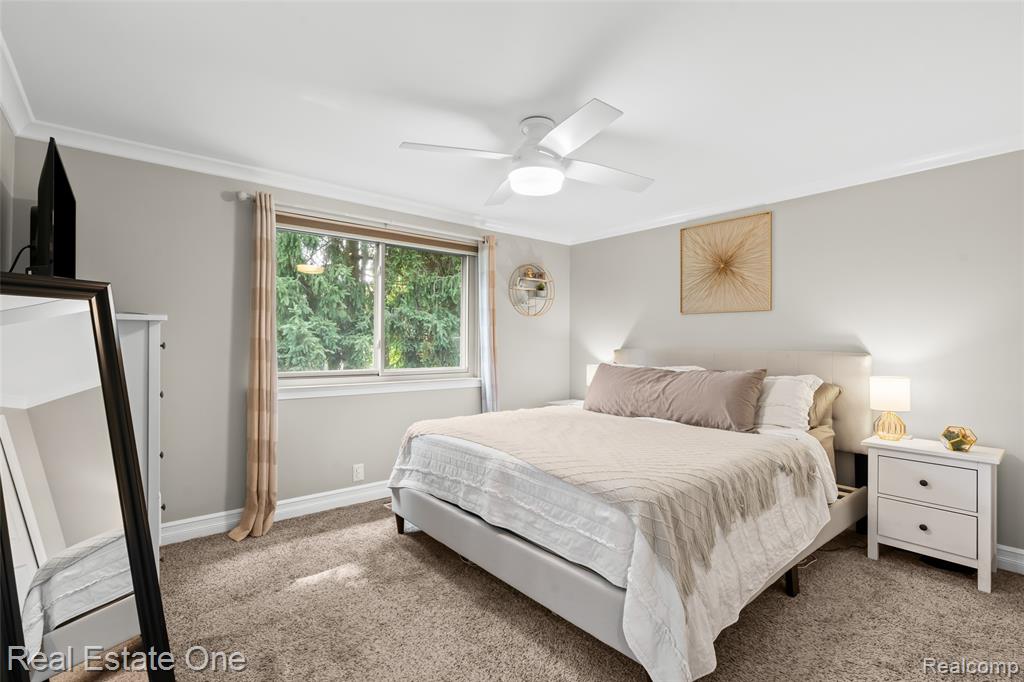 696 Estes Court, Waterford, MI 48327 — Photo 18
