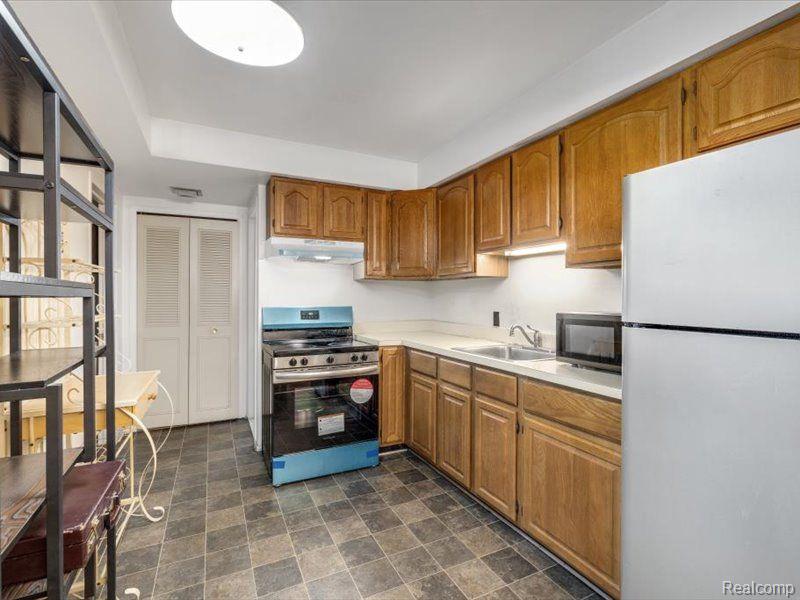 8299 KARAM Boulevard, 1, Warren, MI 48093 — Photo 6