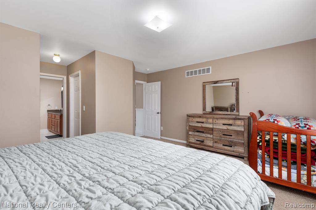 51569 PINEWOOD Drive, Macomb, MI 48042 — Photo 27