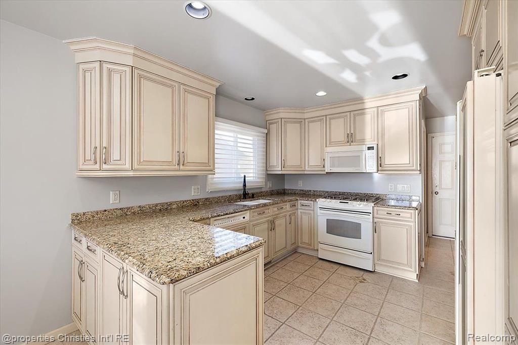 7716 MAPLE Drive, Westland, MI — Photo 10