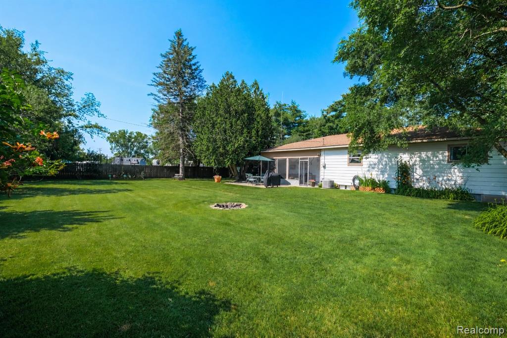 9175 Bernice Drive, Pinckney, MI 48169 — Photo 21