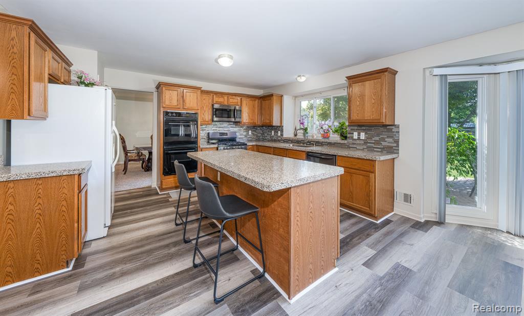 46856 GLENGARRY Boulevard, Canton, MI 48188 — Photo 30