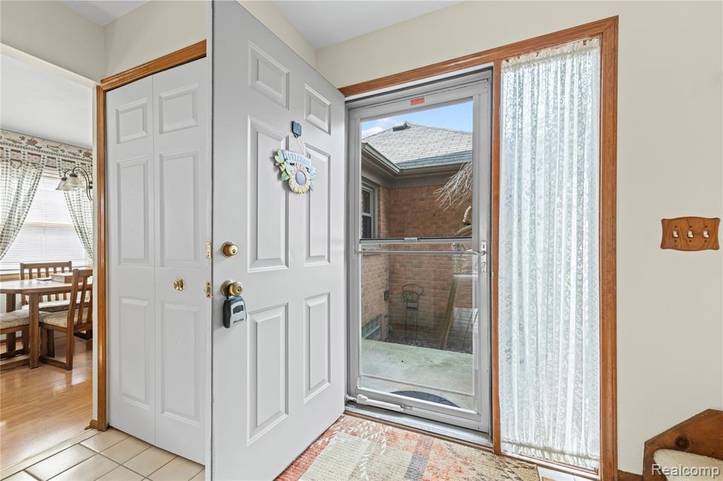 4660 Royal Cove Drive, 5, Utica, MI 48316 — Photo 4