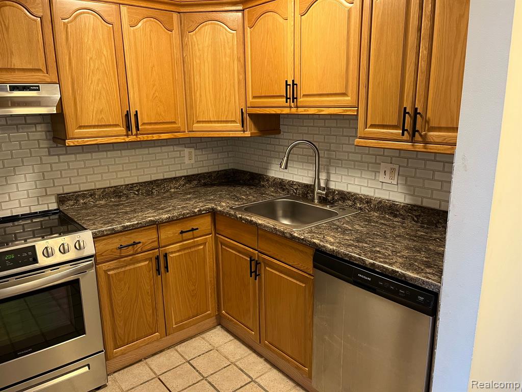 4909 Crooks Road, E 11, Royal Oak, MI 48073 — Photo 12