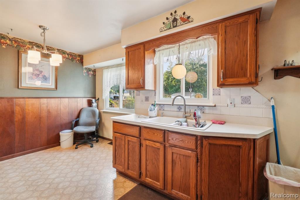683 Clara Avenue, Pontiac, MI 48340 — Photo 8