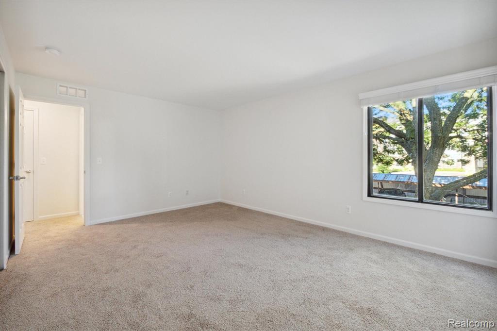 30535 W 14 MILE Road S, 16, Farmington Hills, MI 48334 — Photo 9