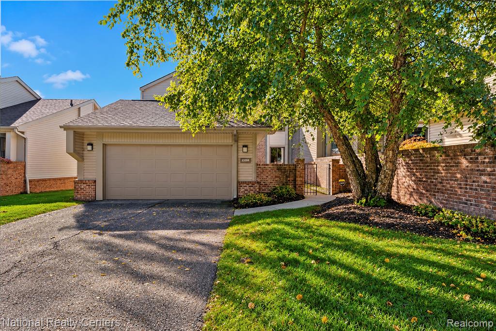 23289 N Chanticleer Drive, Southfield, MI 48034