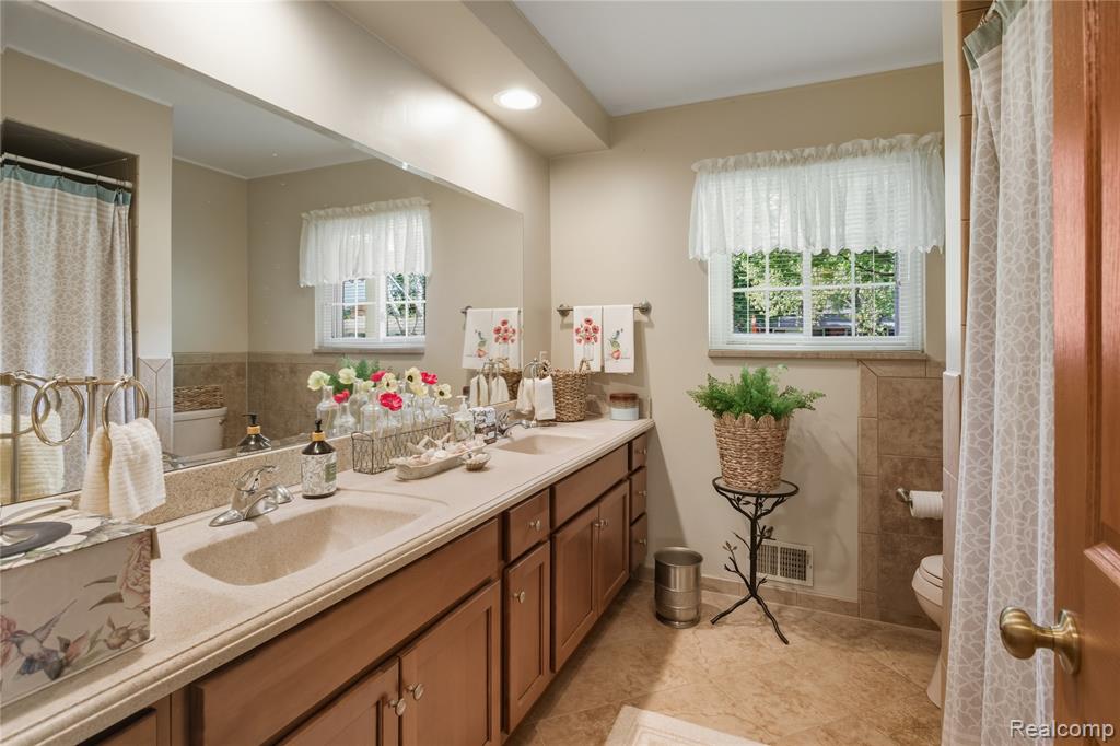 9466 Marilyn Avenue, Plymouth, MI 48170 — Photo 38