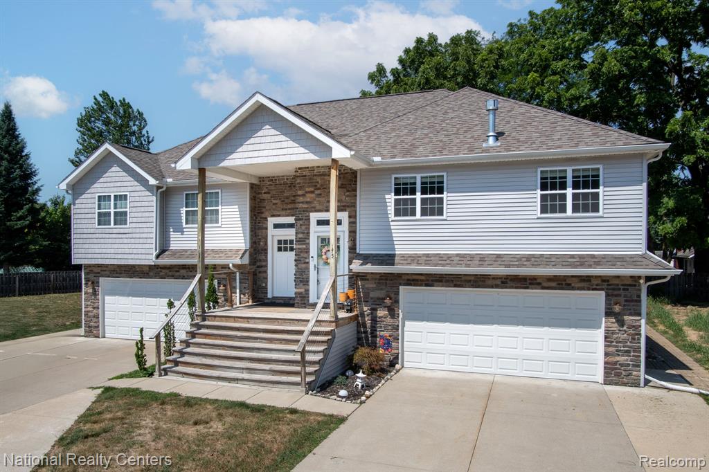 175 Whispering Pines Drive, Fenton, MI 48430