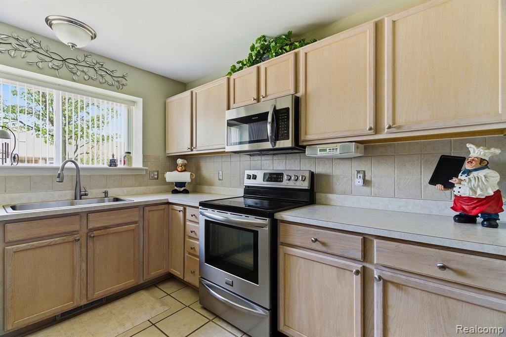 53199 Pineridge Drive, New Baltimore, MI — Photo 9