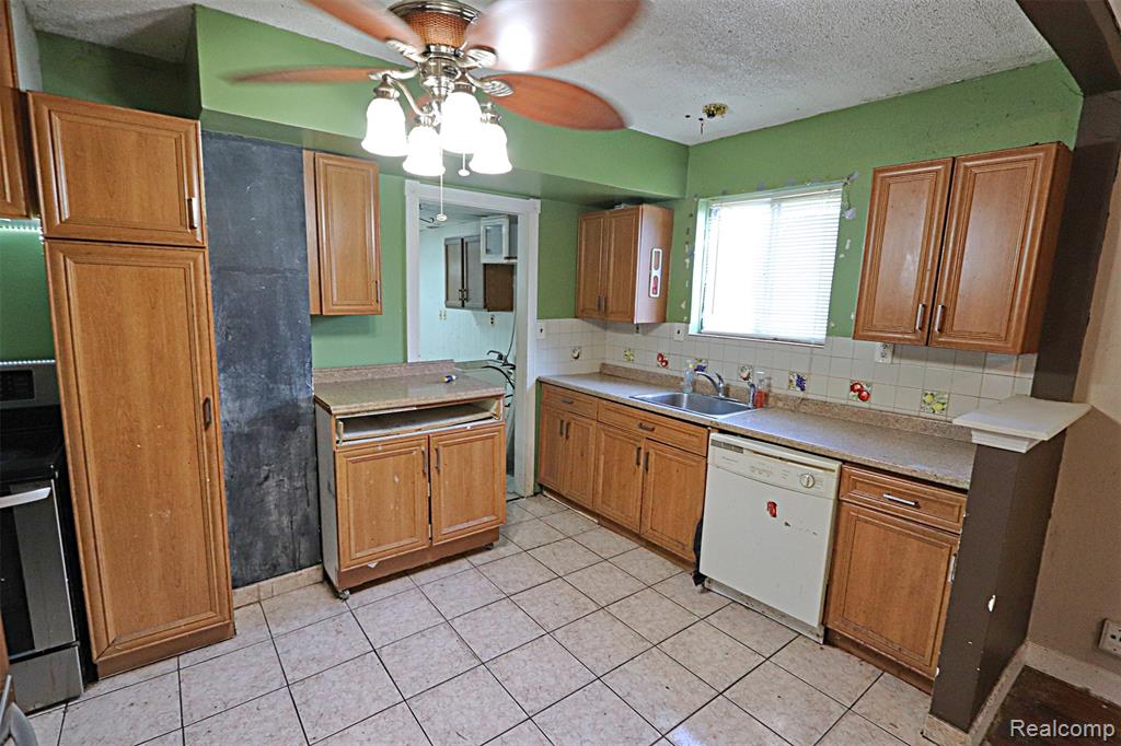 5455 Mayfair Street, Dearborn Heights, MI 48125 — Photo 13