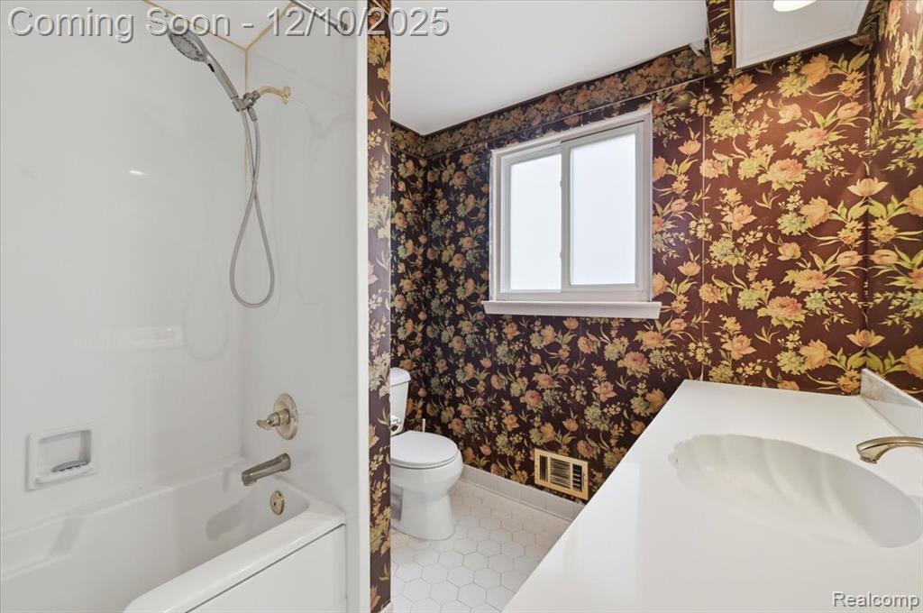 21231 Tiffany Drive, Woodhaven, MI 48183 — Photo 12