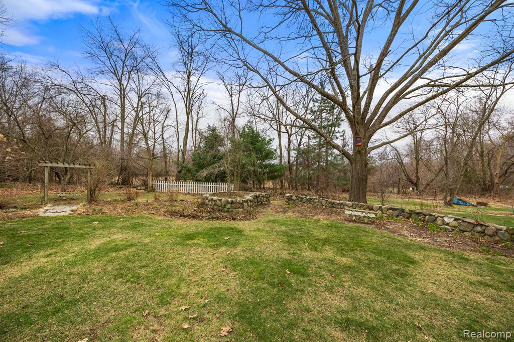 9043 Woods Edge Drive, Commerce Twp, MI 48382 — Photo 52