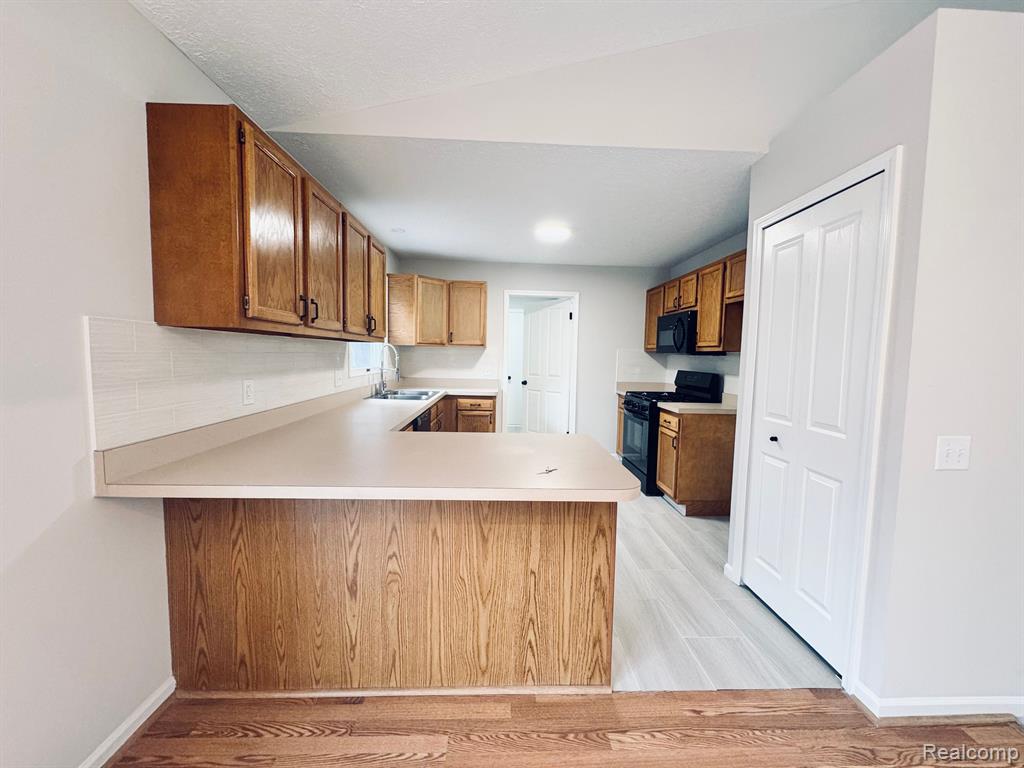 562 HALF ACRE Drive, Milford, MI 48380 — Photo 4