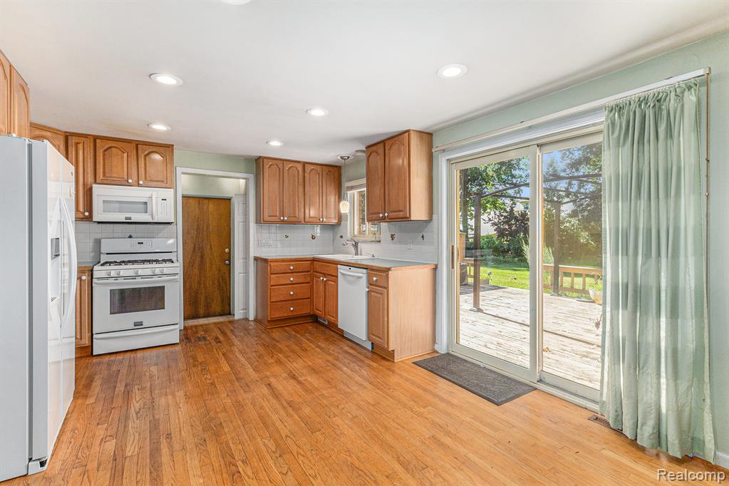 5559 Pleasant Drive, Waterford, MI 48329 — Photo 7