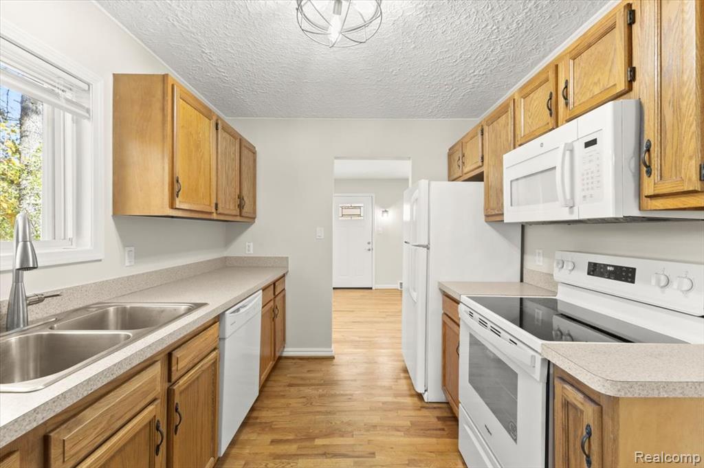 5051 Sashabaw Road, Clarkston, MI — Photo 9
