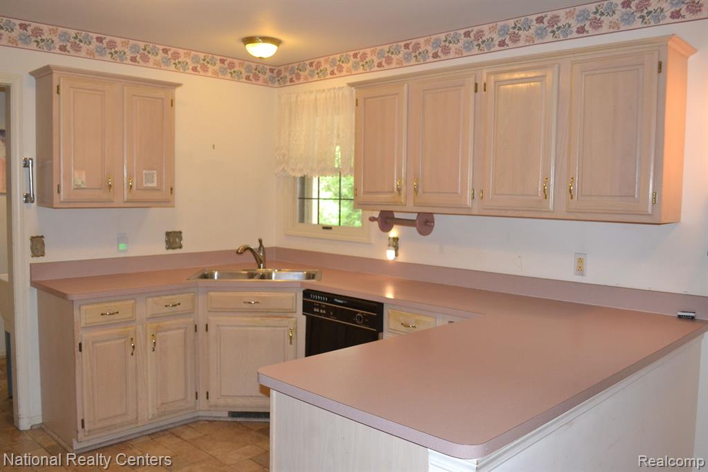 1052 PINEWOOD Court, Brighton, MI 48116 — Photo 6