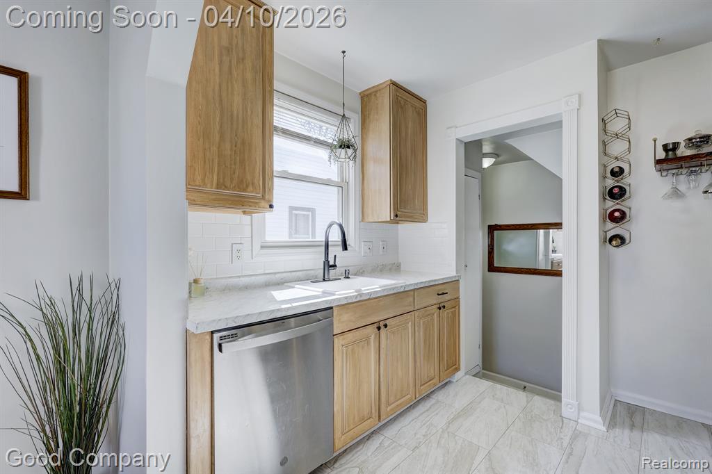 915 N Dorchester Avenue, Royal Oak, MI 48067 — Photo 12