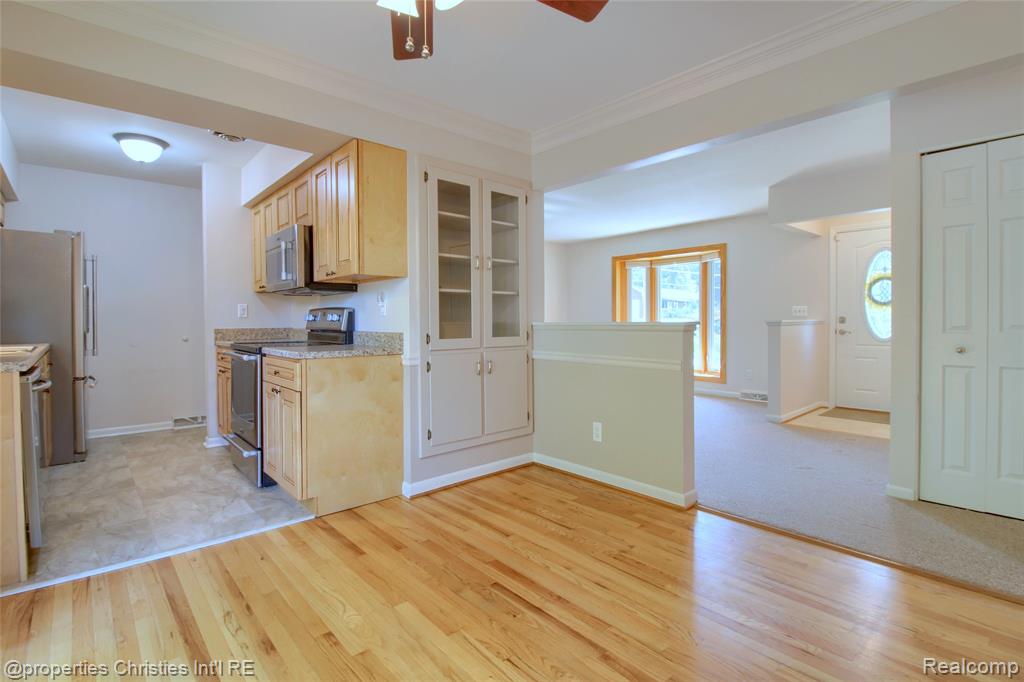 565 Center Ridge, South Lyon, MI 48178 — Photo 14