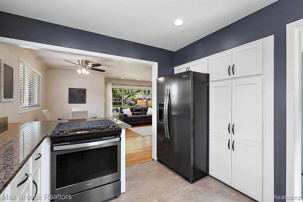9060 HEADLEY Drive, Sterling Heights, MI 48314 — Photo 23