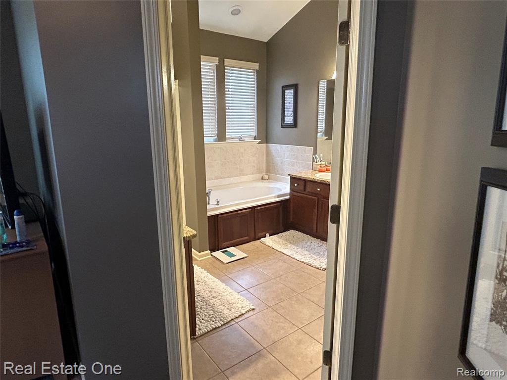 748 KNOLLS LANDING Drive, Milford, MI 48381 — Photo 26