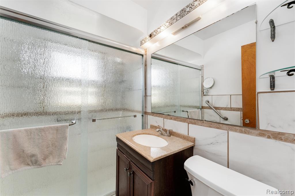 5711 Crescent Road, Waterford, MI 48327 — Photo 18
