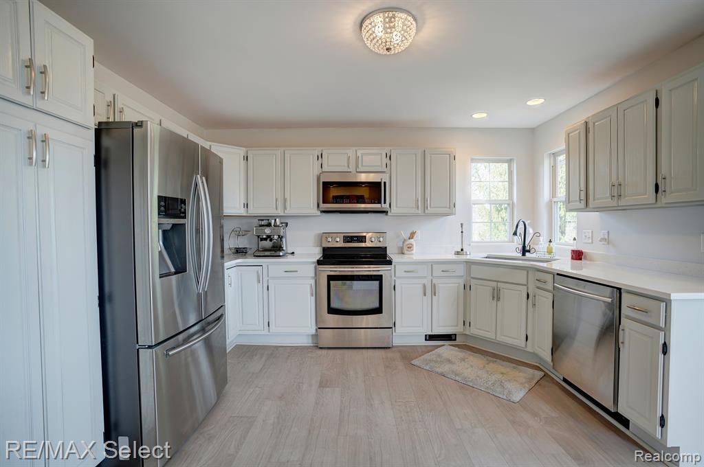 4392 OAK TREE Trail, Fenton, MI 48430 — Photo 18