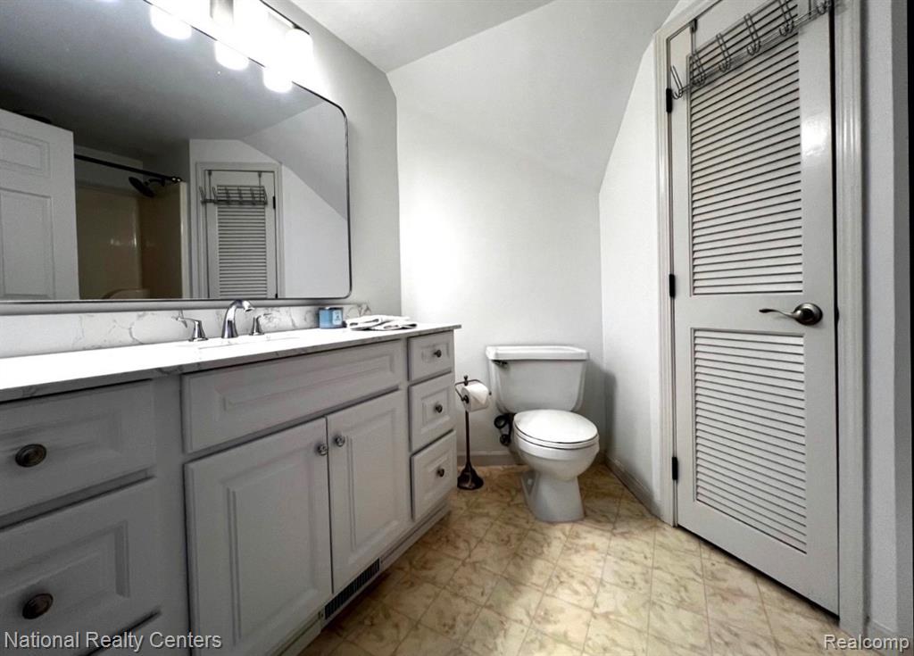 7001 Locklin Court, West Bloomfield, MI 48324 — Photo 11