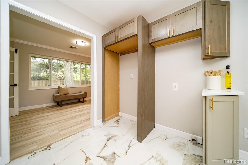 19041 Bungalow Drive, Lathrup Village, MI 48076 — Photo 31