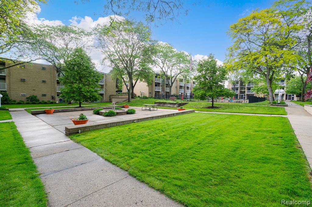 4909 Crooks Road, D4, Royal Oak, MI 48073 — Photo 20
