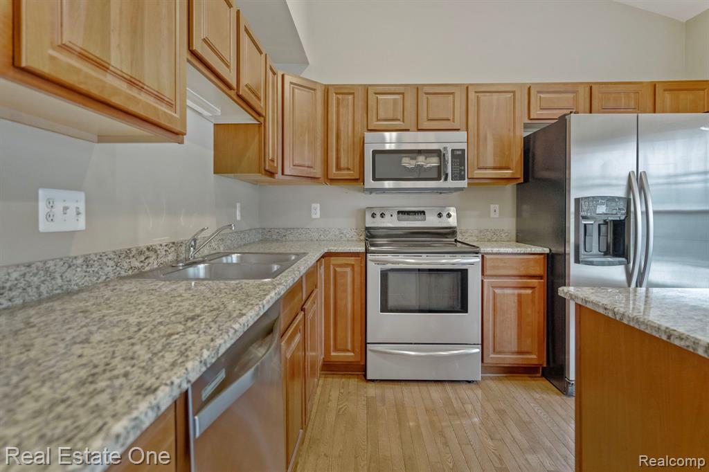 6975 EDGEWATER Drive, Troy, MI 48085 — Photo 9