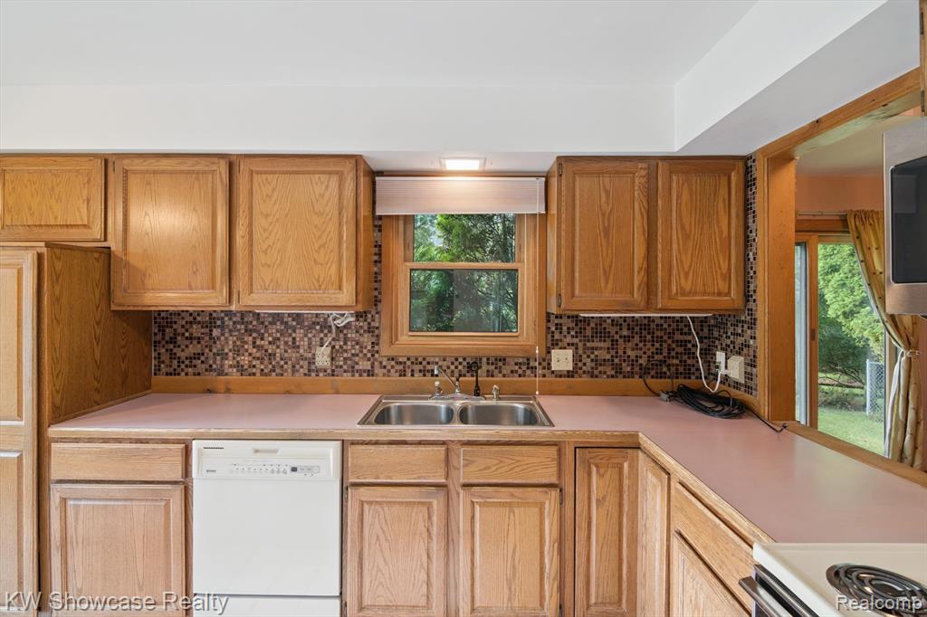 11858 Earl Street, Pinckney, MI 48169 — Photo 13