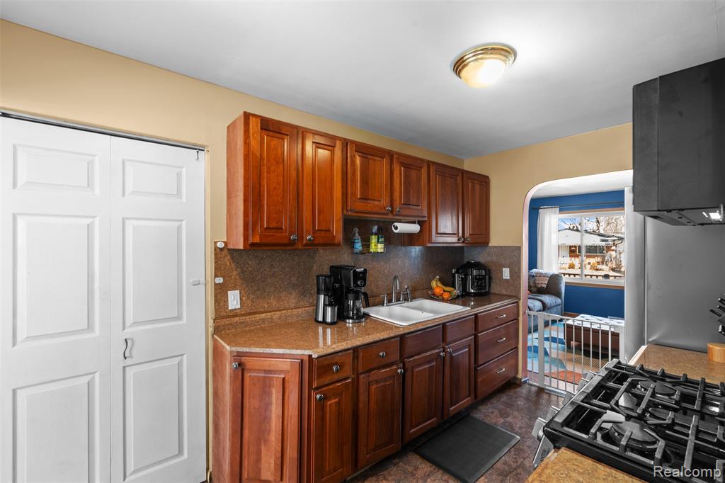 592 E Dallas Avenue, Madison Heights, MI 48071 — Photo 7
