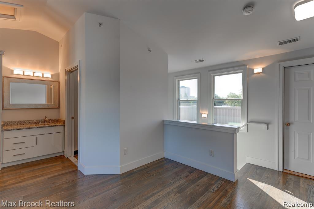 638 W 11 Mile Road, Royal Oak, MI 48067 — Photo 18